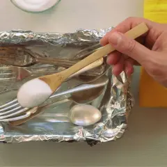 Jak wyczyścić srebro folią aluminiową i sodą - prosty trik domowy