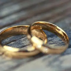 Co można wygrawerować na obrączce? 15 inspirujących pomysłów