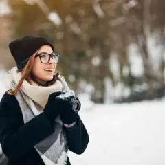 Jakie czapki pasują do okularów? Najlepsze stylizacje i porady