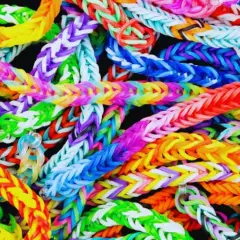 Jak zrobić wisiorek z gumek – proste kroki do kreatywnego projektu