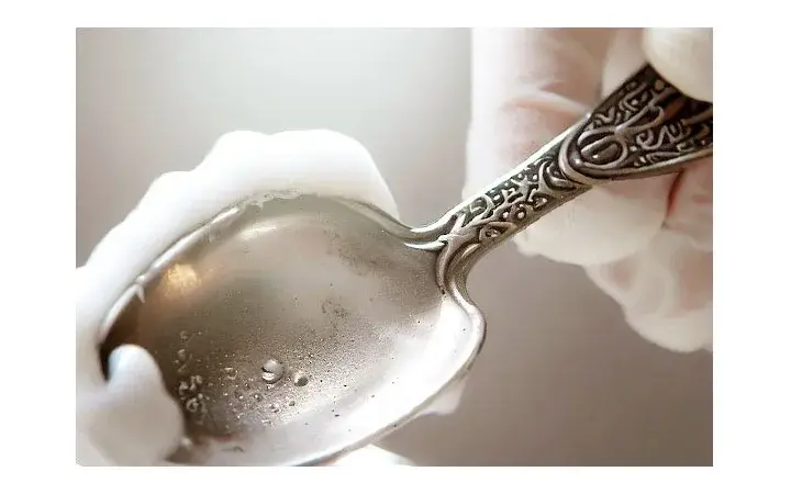Jak skutecznie wyczyścić srebro solą i folią aluminiową - poradnik