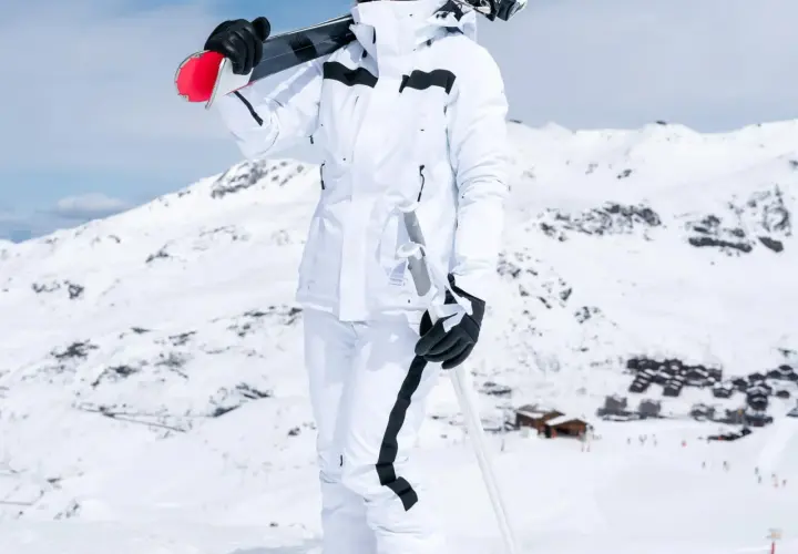 Czapka pod kask narciarski - czy warto? Zalety i wady noszenia
