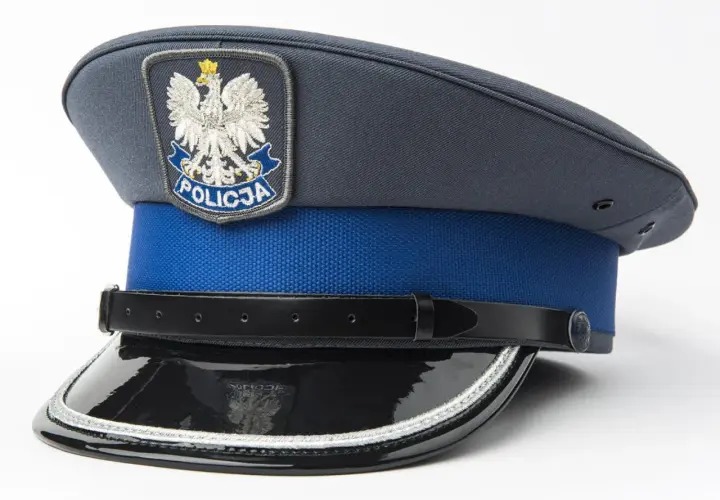 Rodzaje czapek policyjnych - poznaj nazwy i różnice w wyglądzie