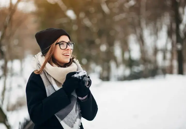 Jakie czapki pasują do okularów? Najlepsze stylizacje i porady