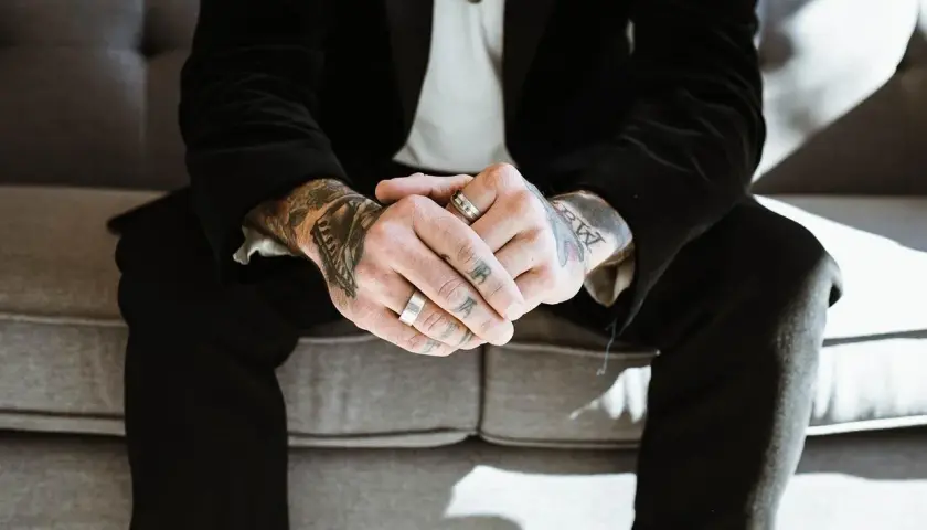 Co oznacza noszenie obrączki na kciuku? Symbolika i znaczenie
