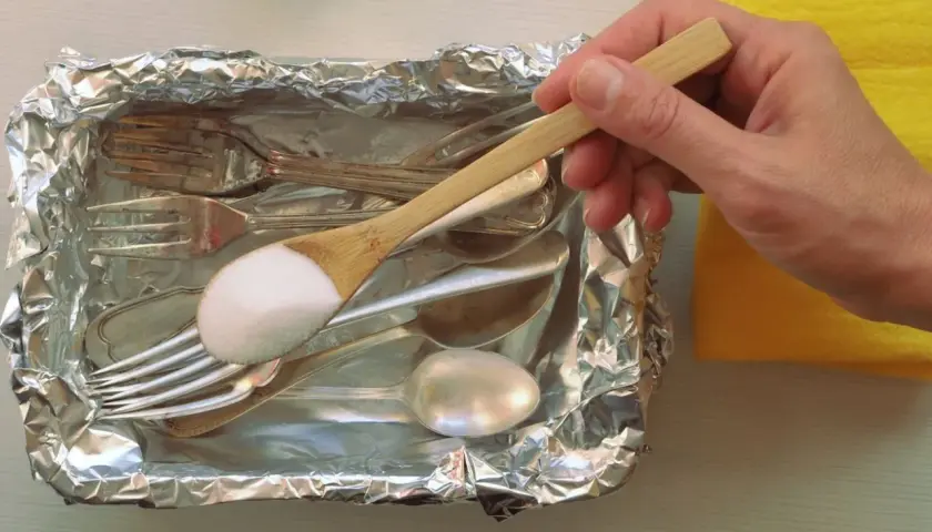 Jak wyczyścić srebro folią aluminiową i sodą - prosty trik domowy