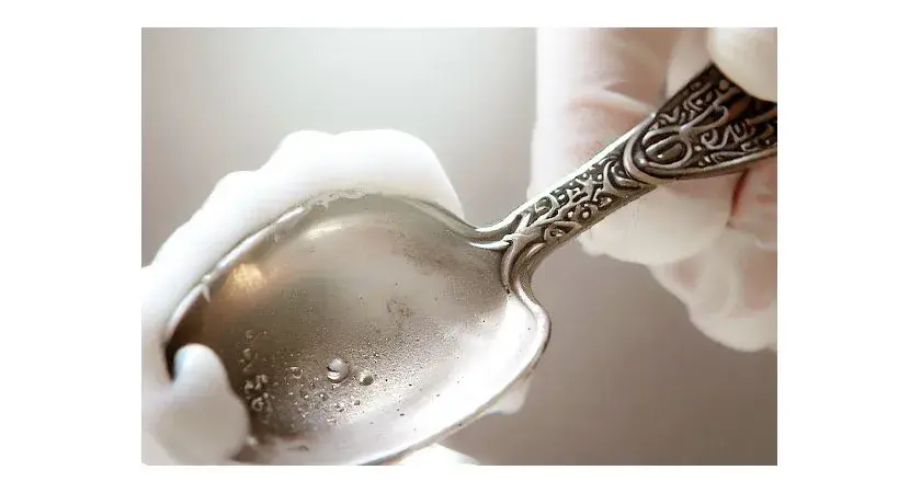 Jak skutecznie wyczyścić srebro solą i folią aluminiową - poradnik