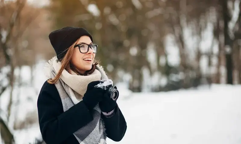 Jakie czapki pasują do okularów? Najlepsze stylizacje i porady
